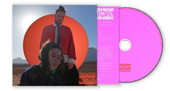 Albumcover zeigt einen Mann und eine Frau. Ein roter Kreis ist hinter ihnen. Die CD ist pink.