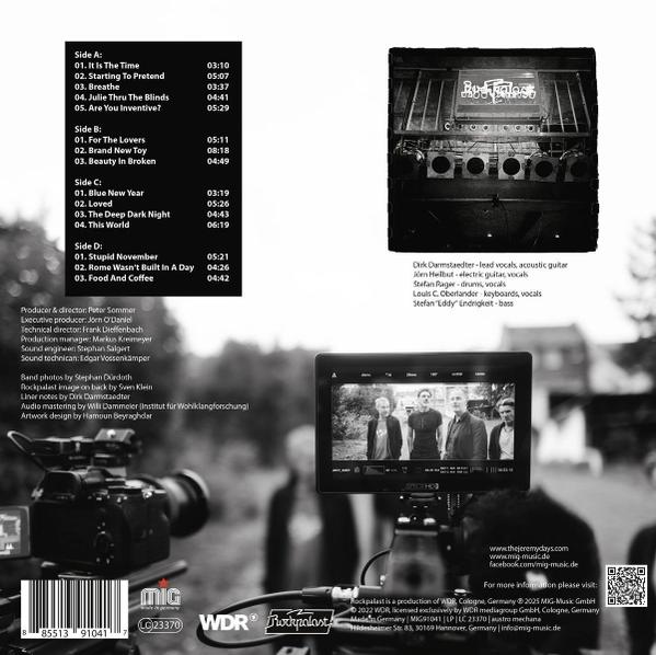 Albumcover. Schwarzweißbild mit Text und einem Bandfoto auf einem Bildschirm. Enthält eine Titelliste und Credits.