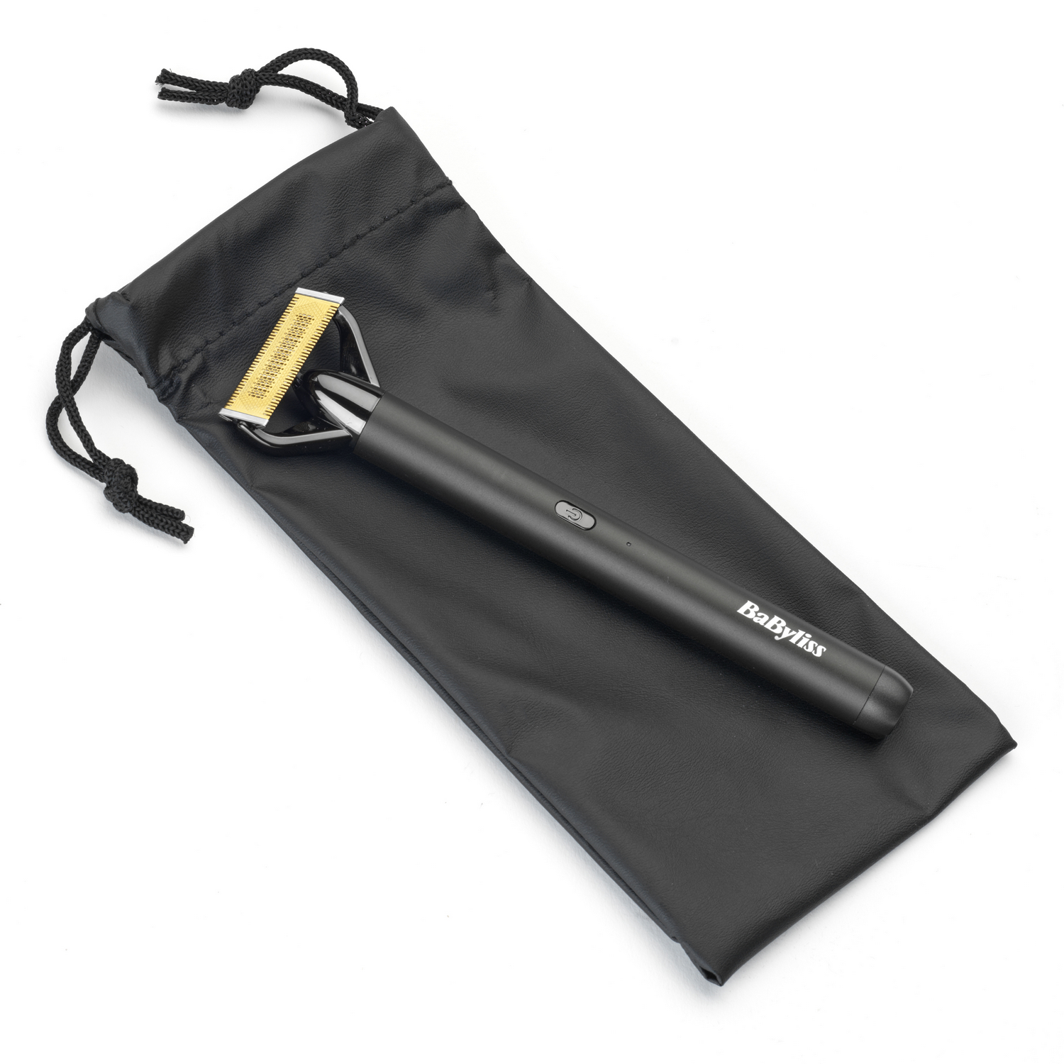 Recortadora negra Babyliss en una bolsa negra sobre fondo blanco. La recortadora está parcialmente fuera de la bolsa.