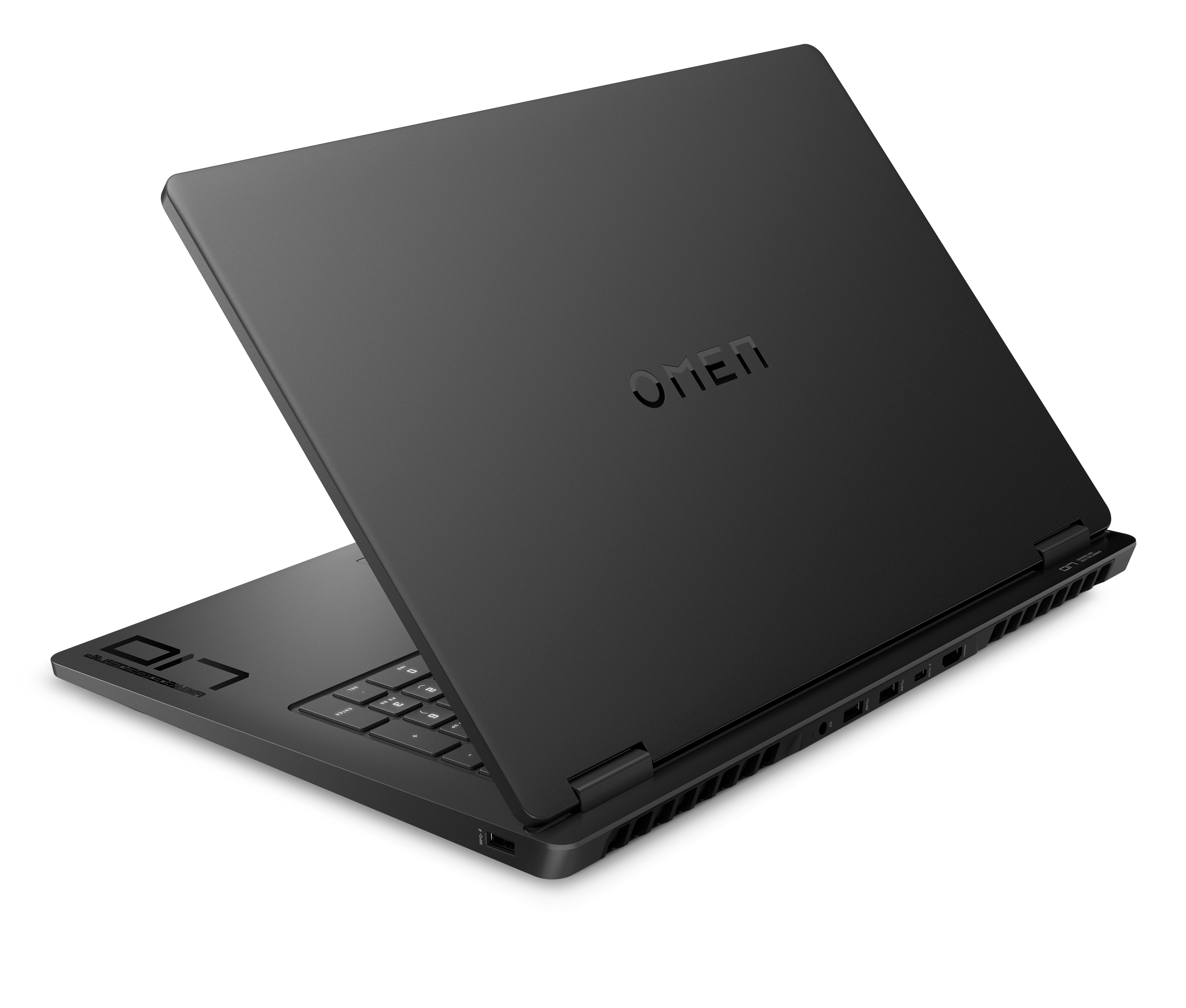Czarny laptop, logo OMEN na pokrywie, otwarty. Widoczna klawiatura, z kilkoma portami. Ciemne tło.