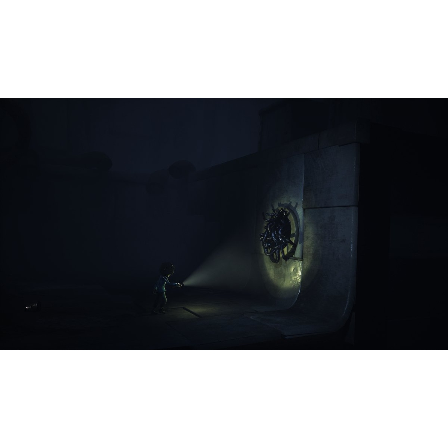 Een kind met een zaklamp staat in een donkere kamer en verlicht een metalen deur met een complex mechanisme. Donkere, schaduwrijke achtergrond.