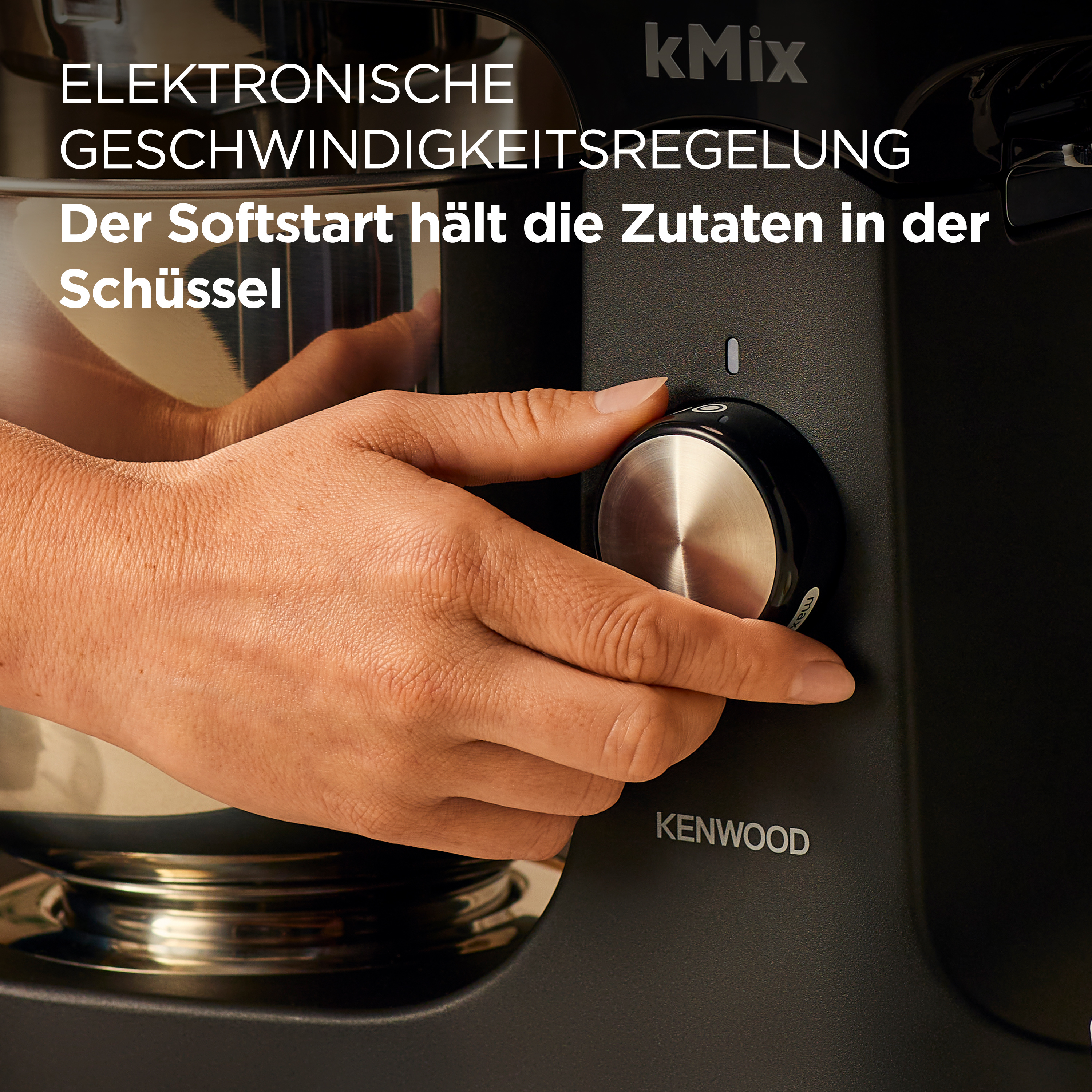Hand stellt den Mischpultregler ein. Schwarzes Mischpultgehäuse mit silbernem Regler. Text: Elektronische Geschwindigkeitsregelung.
