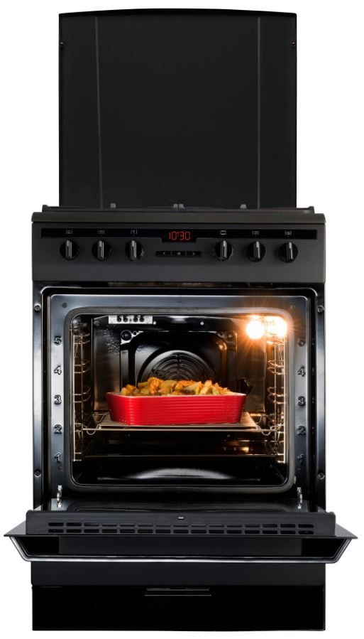 Zwarte oven met open deur. Binnenin een rode schaal met eten. Tijdweergave is 10:30. De oven staat aan.