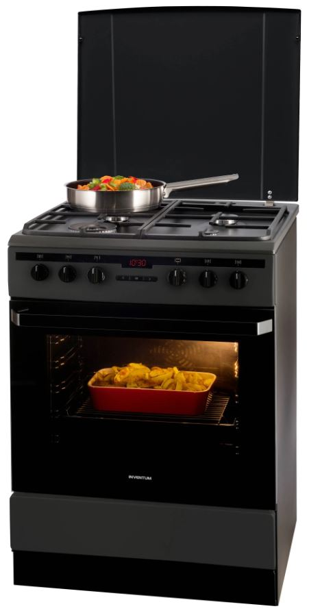 Een zwarte oven met een pan groenten op het fornuis. De ovendeur is open en onthult een rode schaal binnenin.