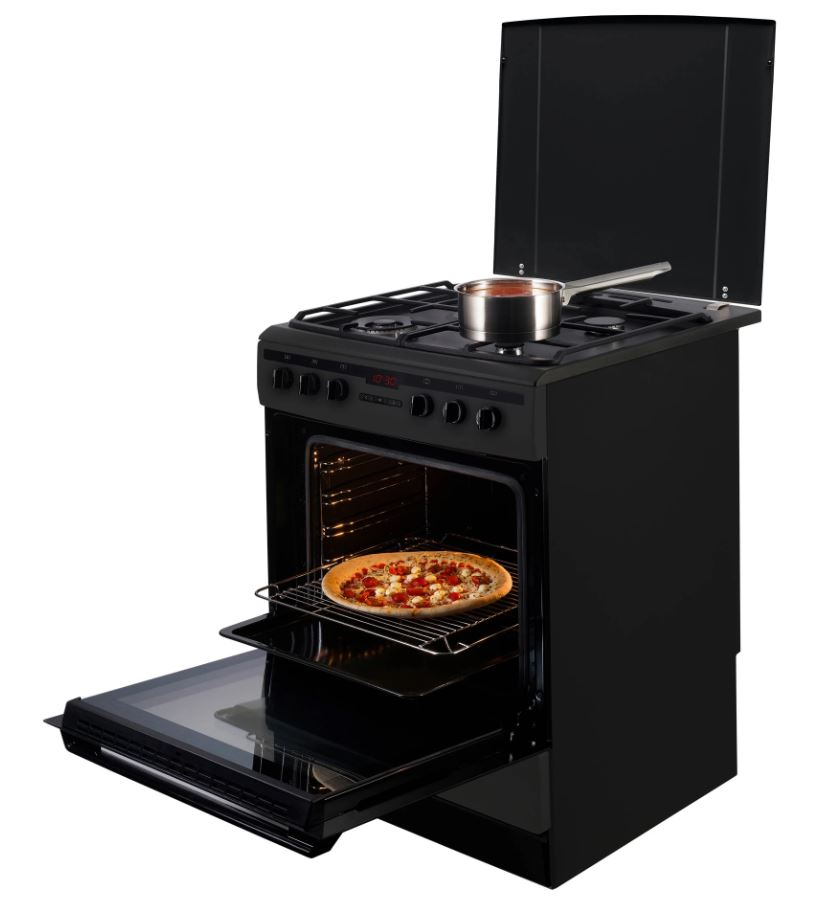 Een zwarte oven met open deur, met een pizza erin. Een pot staat erop. De oven staat op een witte achtergrond.