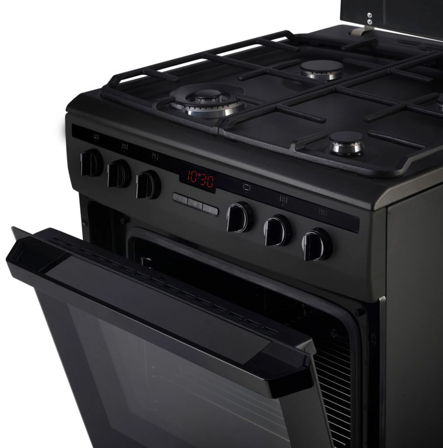 Een zwarte oven met de deur open. De kookplaat heeft vier branders. Het digitale display toont 10:30. Knoppen en bedieningselementen zijn zichtbaar.
