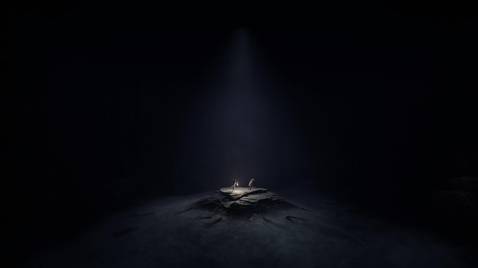 Dwie postacie na skale oświetlone światłem w ciemnym otoczeniu. Jedna trzyma latarnię. Ciemna woda otacza skałę.