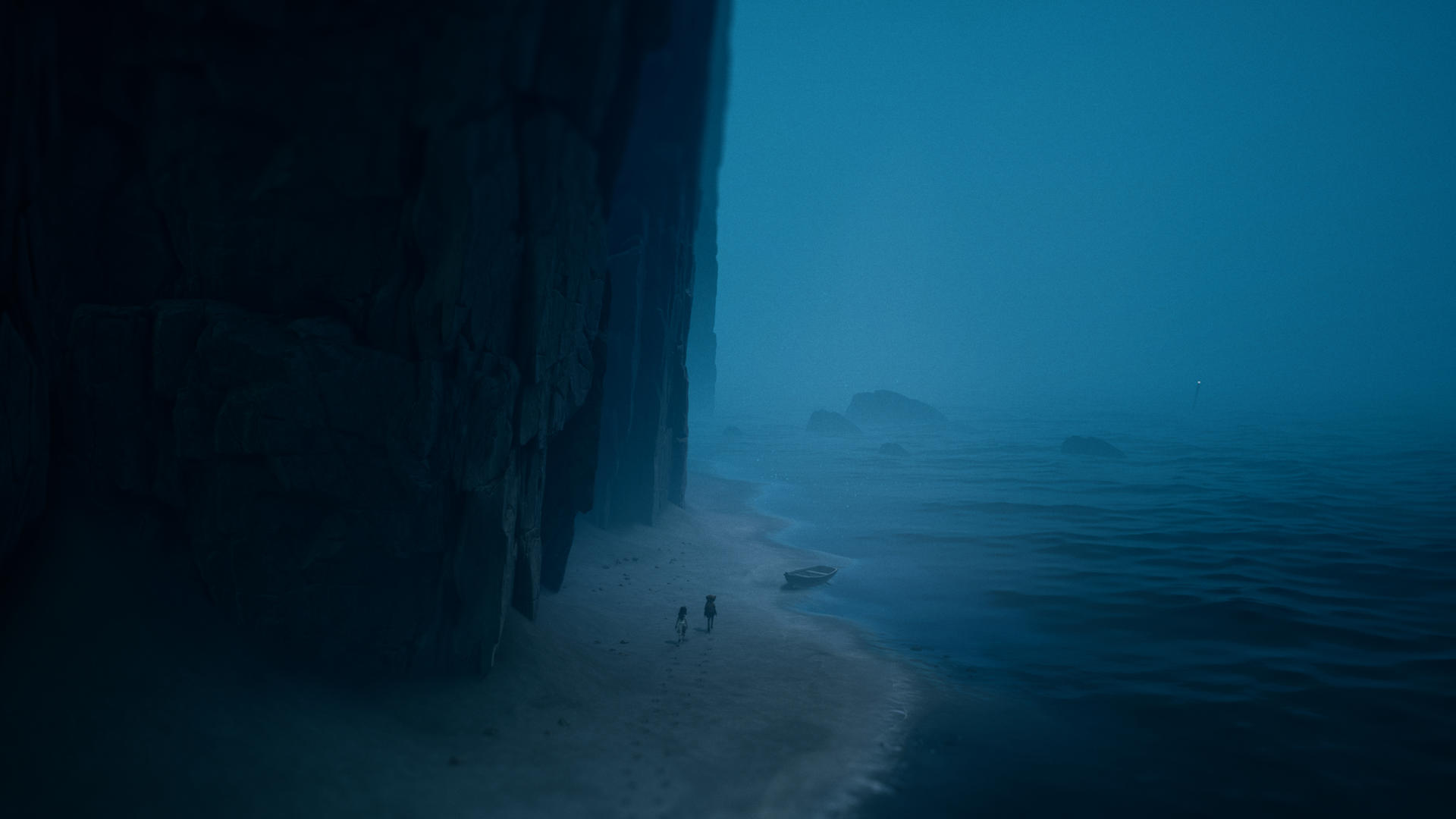 Dwie postacie idą plażą w kierunku łodzi. Po lewej ciemny klif. W tle morze, w oddali światło.