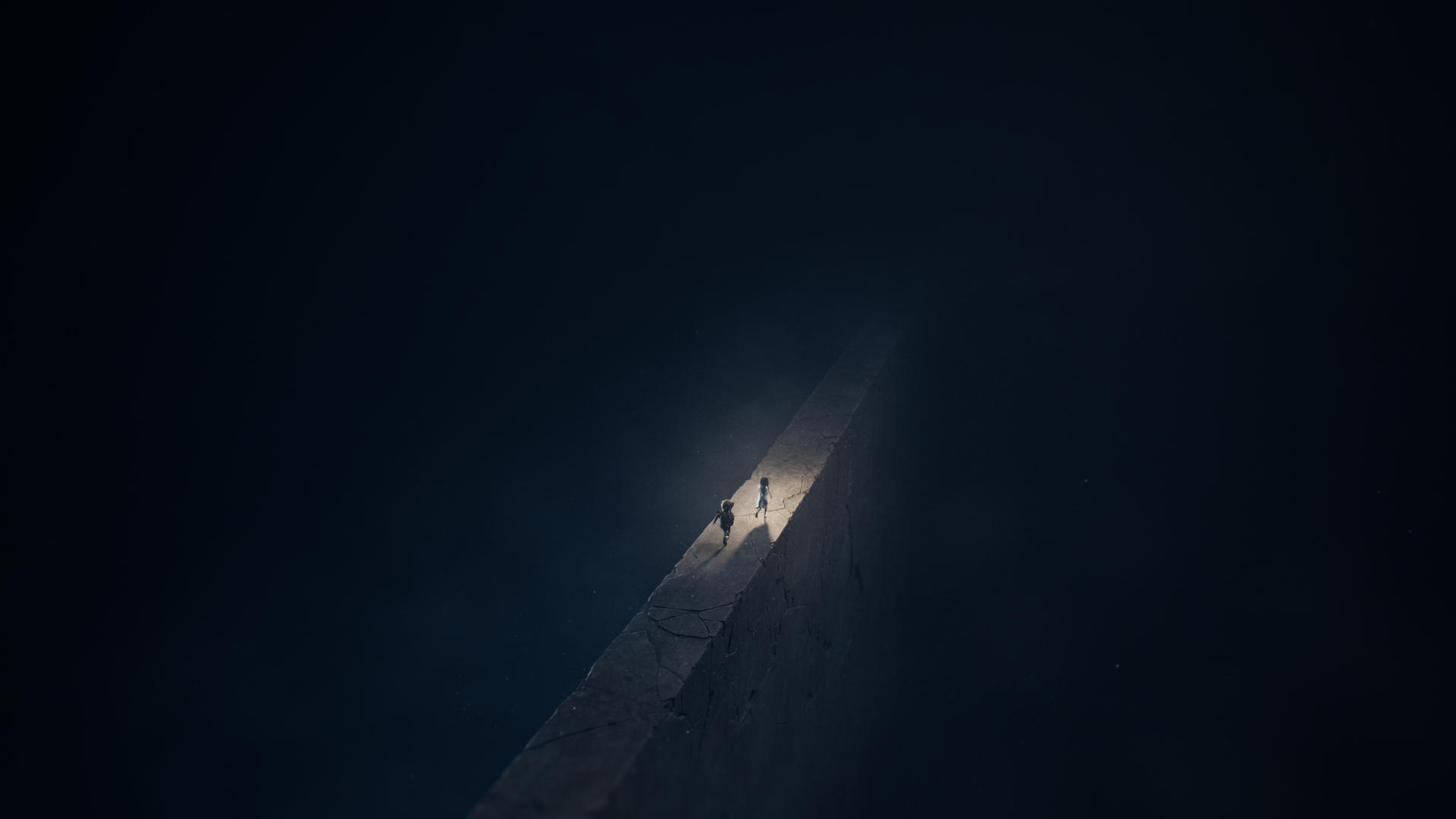 Dwie postacie idą oświetloną ścieżką na ciemnym tle. Ścieżka to podniesiona, popękana powierzchnia.