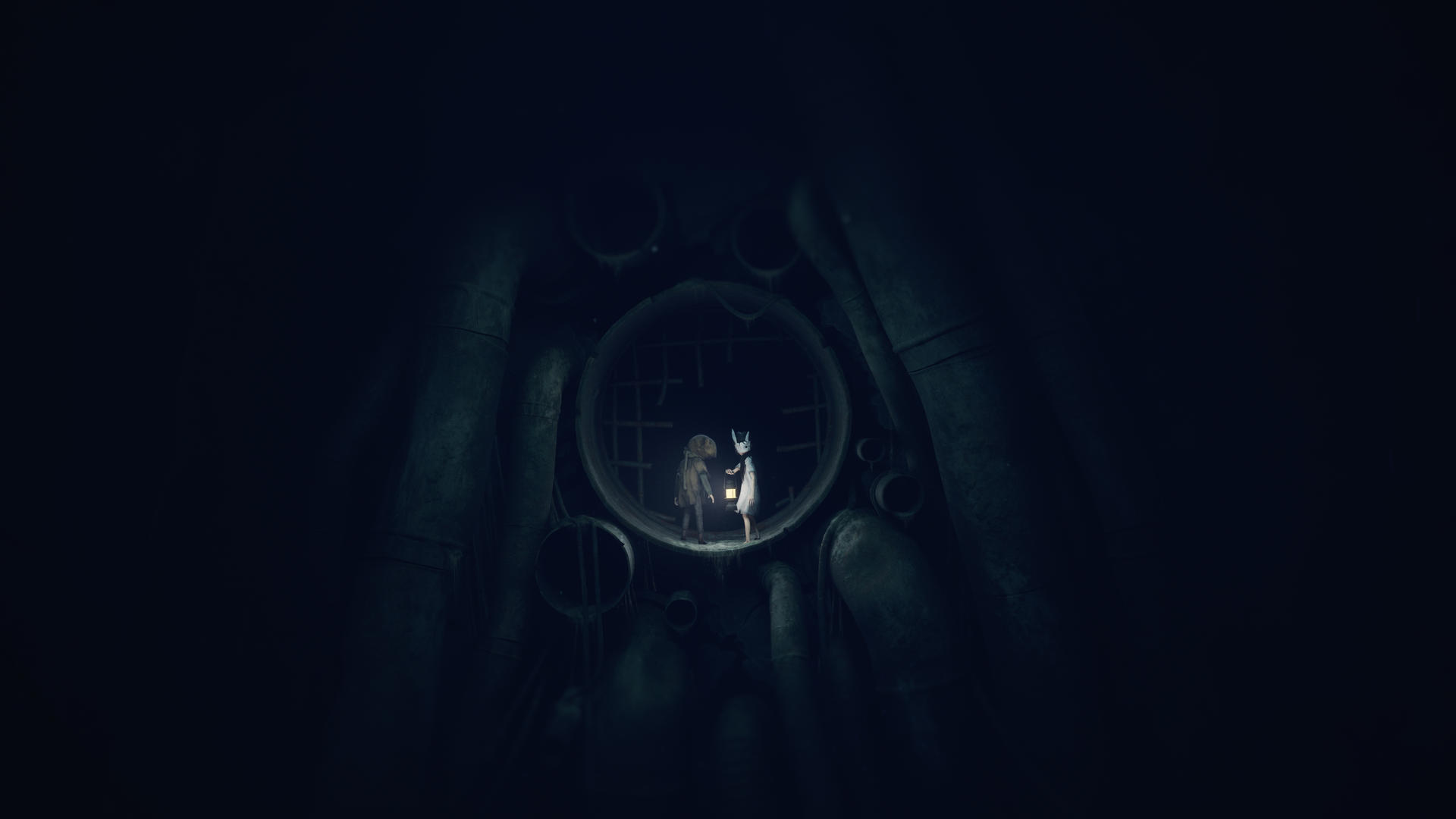 Dwie postacie stoją w okrągłym otworze w ciemnym tunelu. Jedna trzyma latarnię. Scena jest słabo oświetlona.
