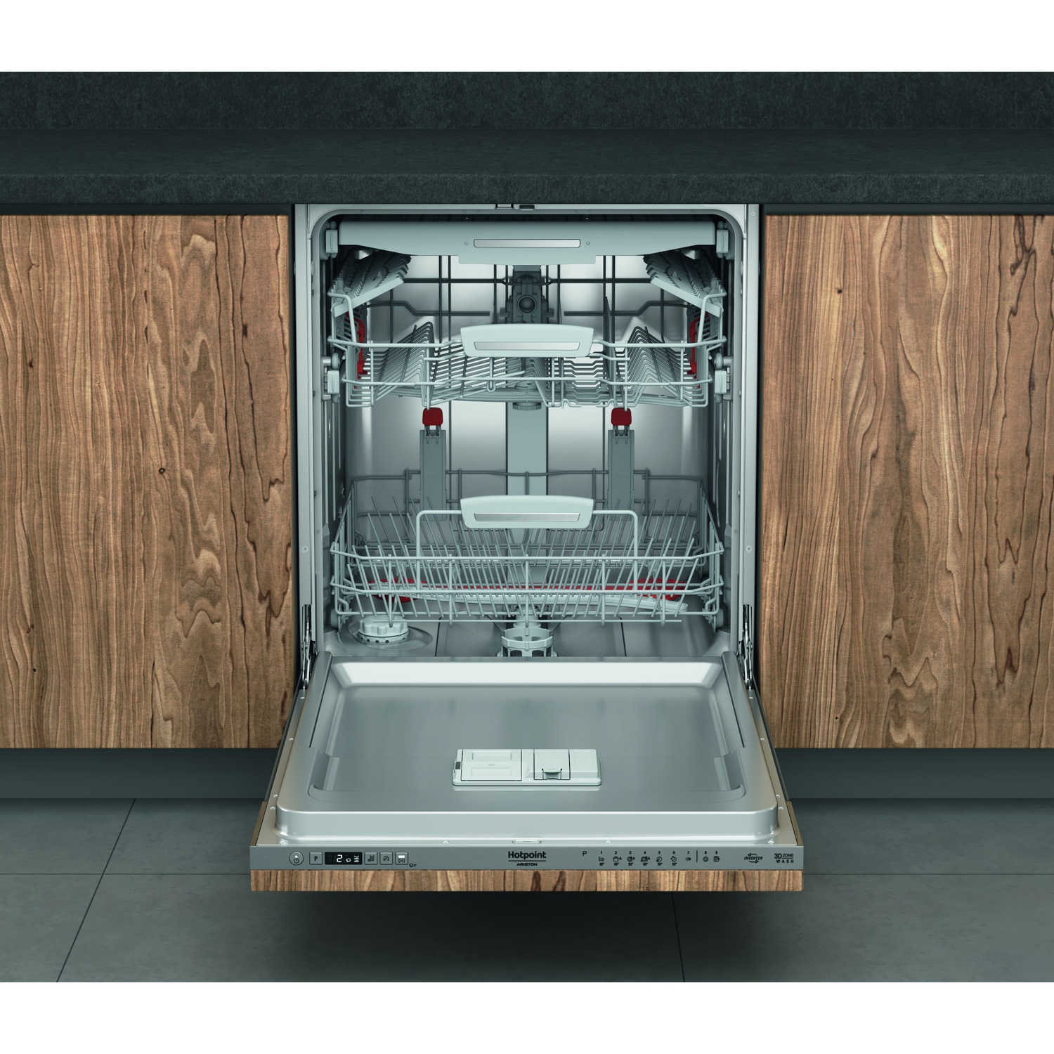 Una lavastoviglie aperta con ripiani all'interno. Armadi in legno la fiancheggiano. Lo sportello è aperto e il logo Hotpoint è visibile.