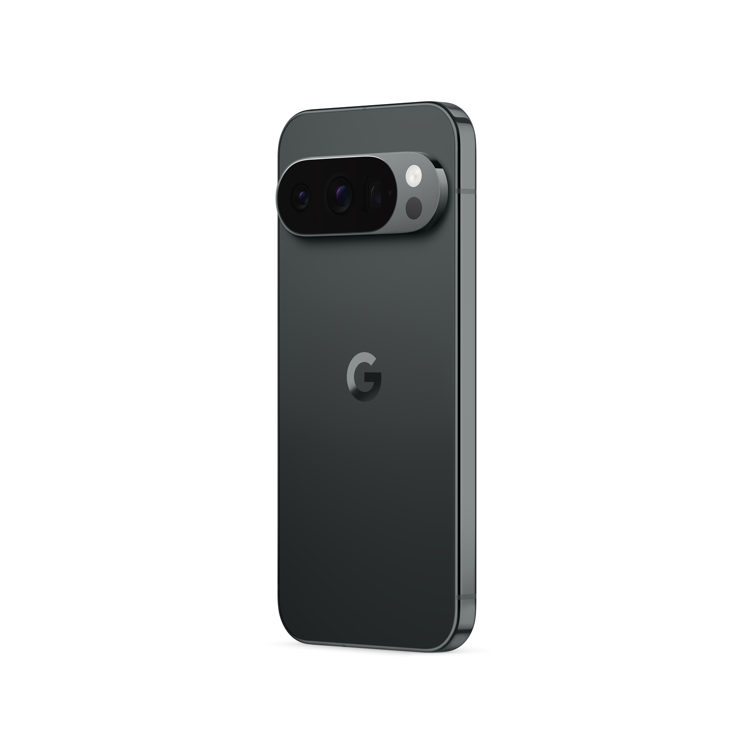 Een donkergrijze smartphone met een camerabalk met drie lenzen. Het Google-logo is zichtbaar op de achterkant, tegen een witte achtergrond.