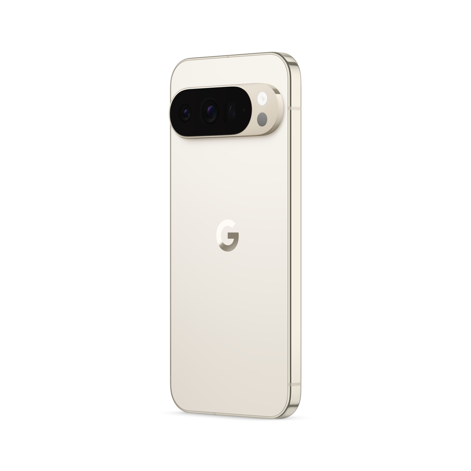 Een lichtgouden smartphone, achteraanzicht, met een opvallende camerabalk. Het Google-logo is zichtbaar. De telefoon staat op een witte achtergrond.