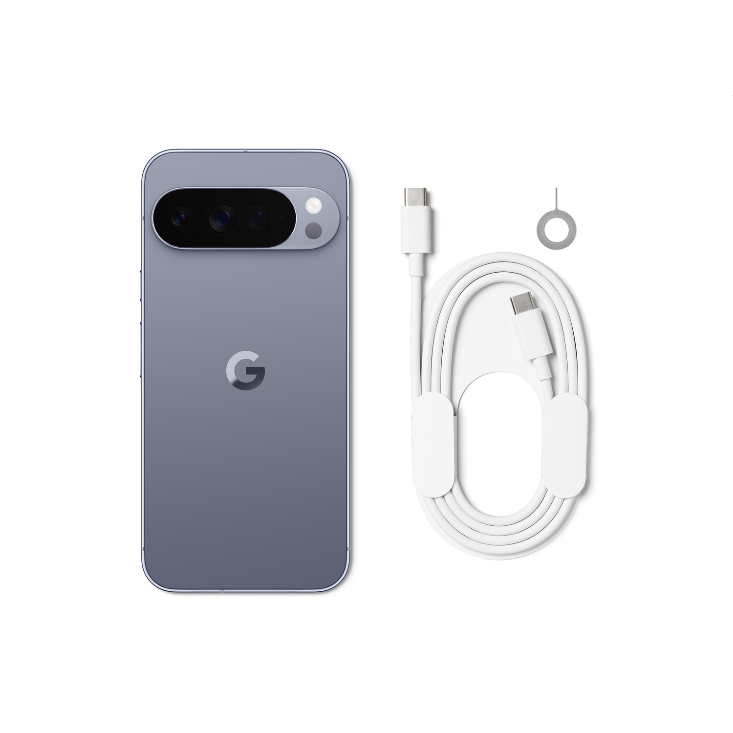 Een blauwe smartphone met camerabalk, witte USB-C-kabel en SIM-kaarttool op witte achtergrond.