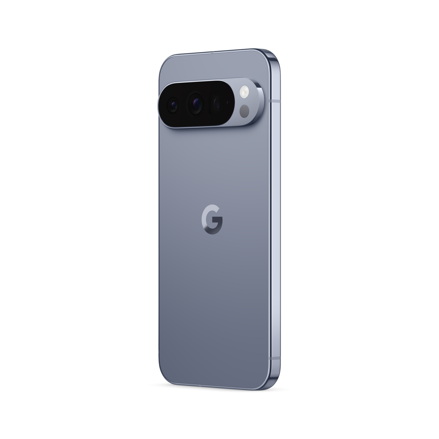 Een blauwe smartphone met een camerabalk. De achterkant heeft een Google-logo. De telefoon staat schuin op een witte achtergrond.