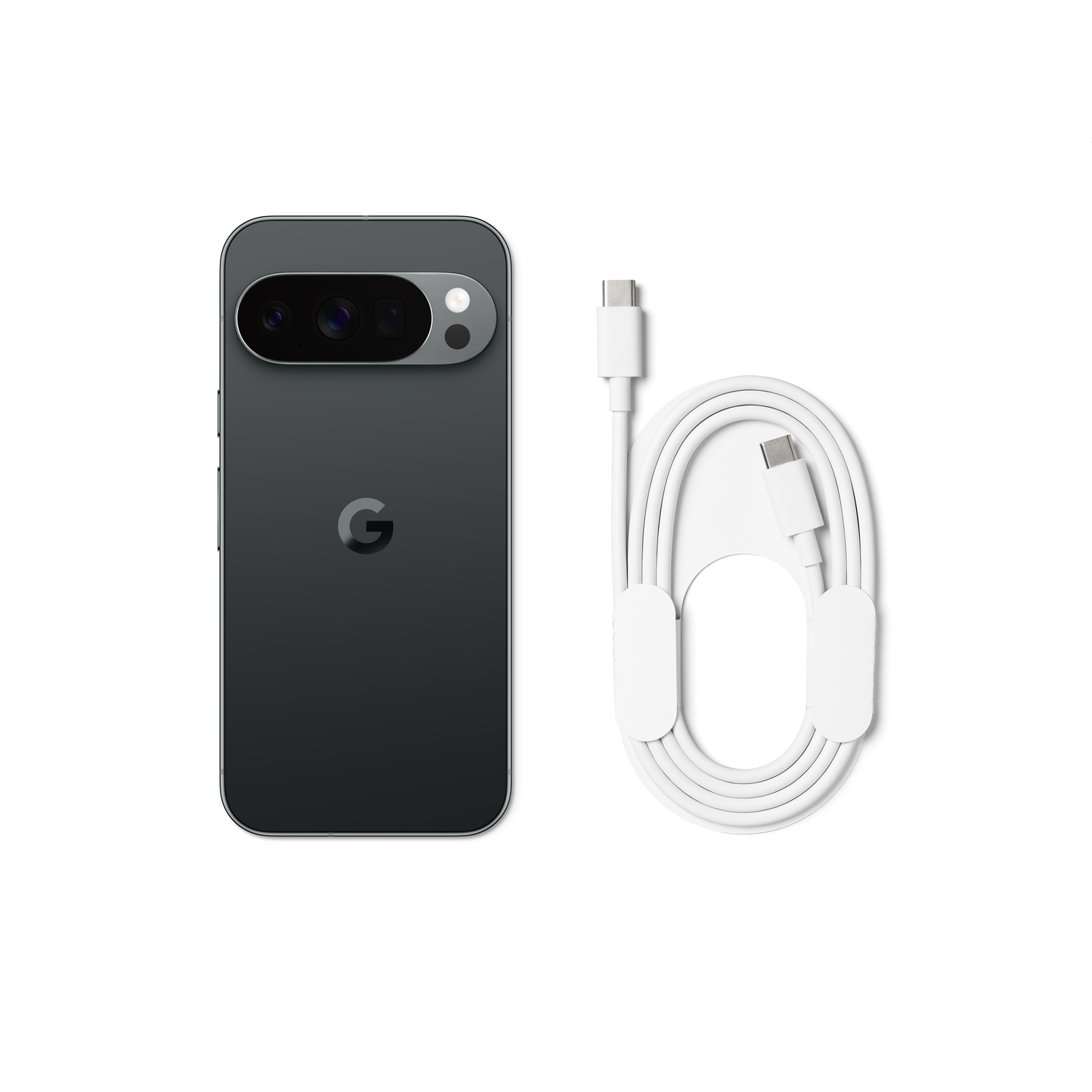 Een donkergrijze smartphone met camerabalk en een witte oplaadkabel op een witte achtergrond.