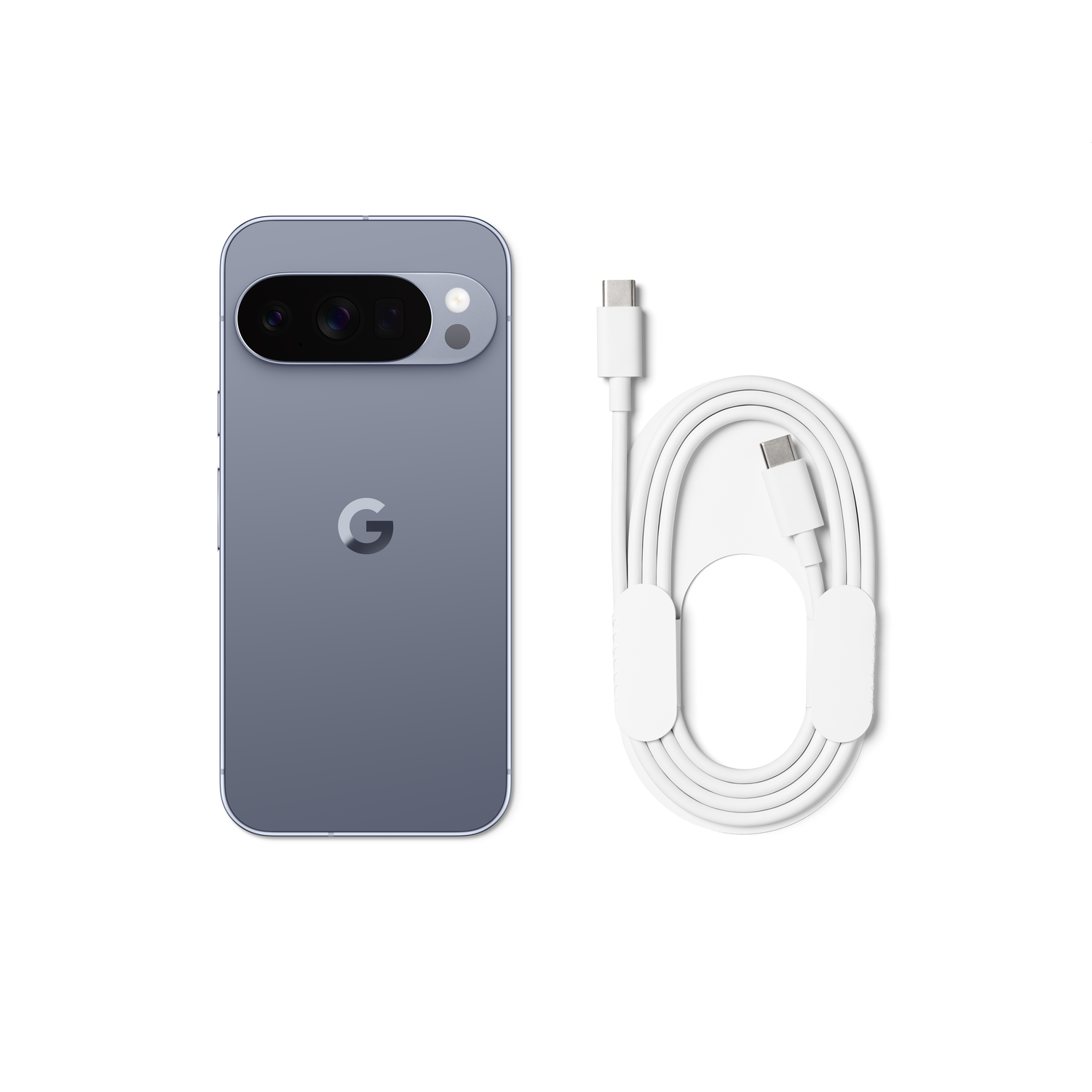 Un téléphone Google gris et un câble USB-C blanc sur fond blanc. Le téléphone a une barre de caméra.