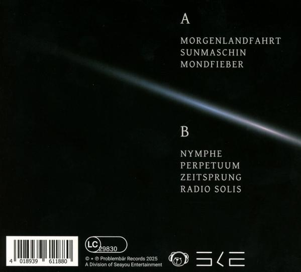 Albumcover mit weißem Text auf schwarzem Hintergrund. Enthält Titelliste, Barcode und Logo. Ein diagonaler Lichtstreifen ist sichtbar.