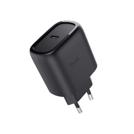 Fekete Trust töltő USB-C porttal és két csatlakozóval, fekete háttér előtt.