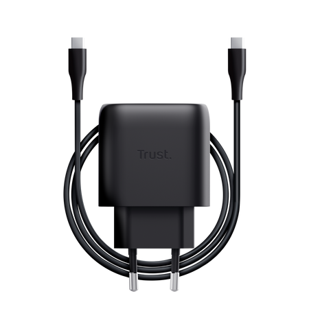 Egy fekete Trust töltő két USB-C kábellel. A töltőnek két csatlakozója van, és fekete háttérben van.