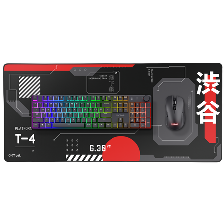 Egy fekete gamer egérpad billentyűzettel és egérrel. A billentyűzet szivárványszínű gombokkal rendelkezik. Az egér fekete. Az egérpad japán szöveget tartalmaz.