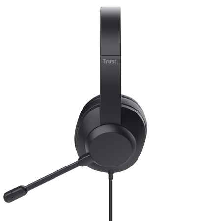 Egy fekete Trust headset mikrofonnal. A headset fejpánttal és fülkagylókkal rendelkezik. A mikrofon a fülkagylóból nyúlik ki.