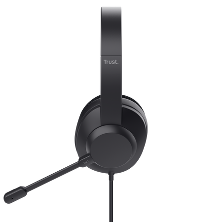 Egy fekete Trust headset mikrofonnal. Fejpánttal és fülkagylókkal rendelkezik, a bal fülhallgatóból kihúzható mikrofonnal.