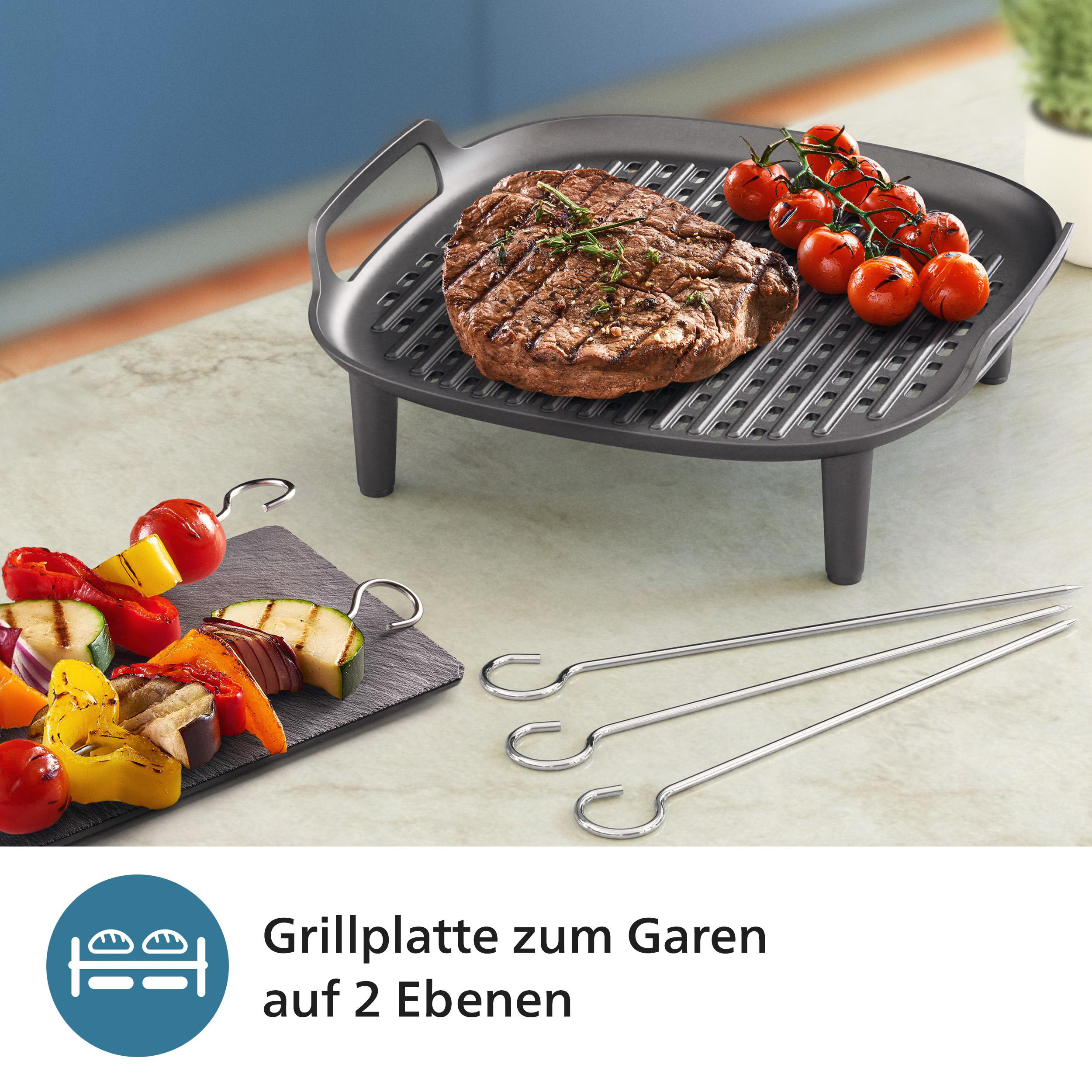 Grill mit Steak und Tomaten. Gegrilltes Gemüse auf Spießen. Spieße an der Seite. Weißer Hintergrund.