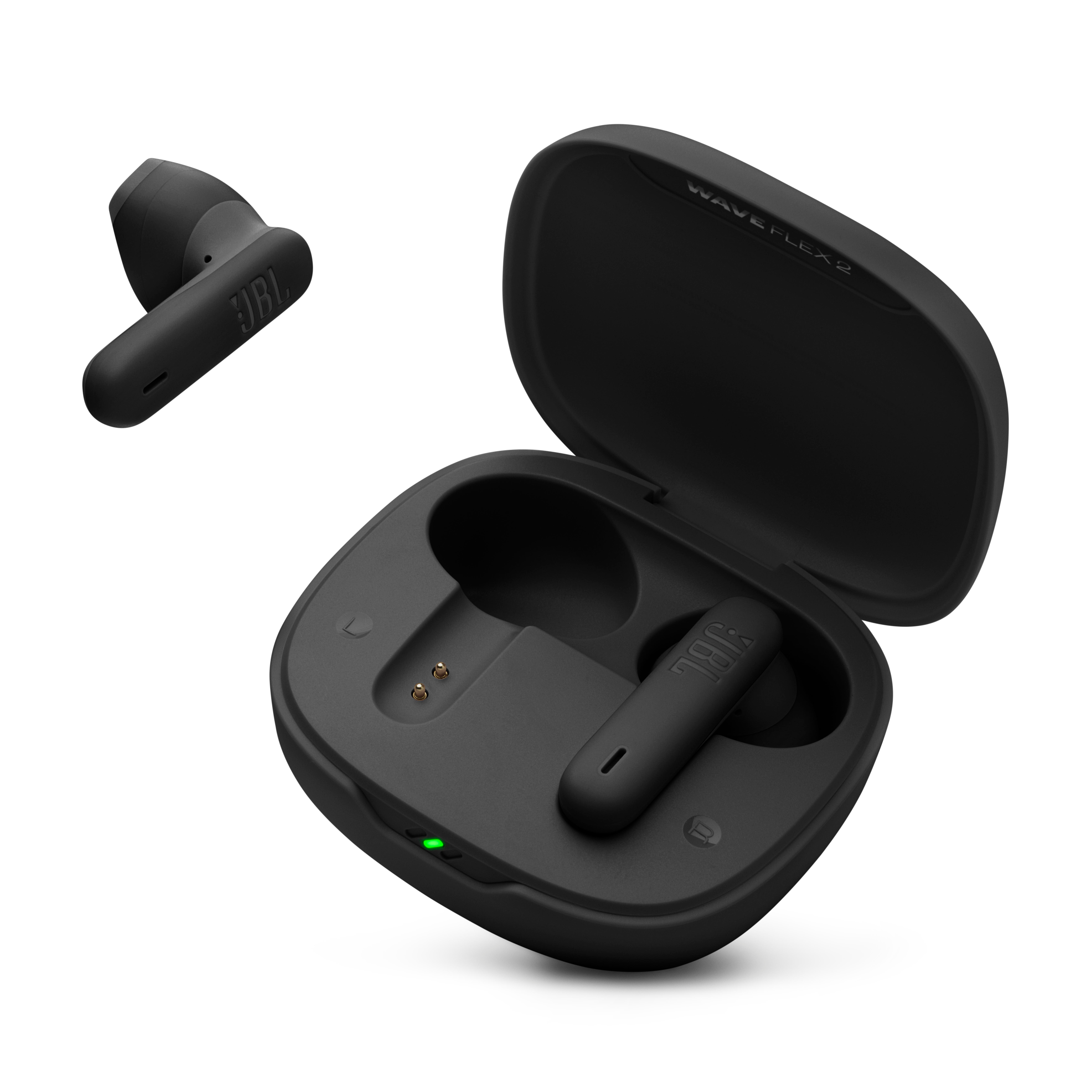 Schwarze JBL Wave Flex 2 Ohrhörer mit geöffnetem Ladekoffer. Ein Ohrhörer ist separat. Grünes Licht am Gehäuse sichtbar.
