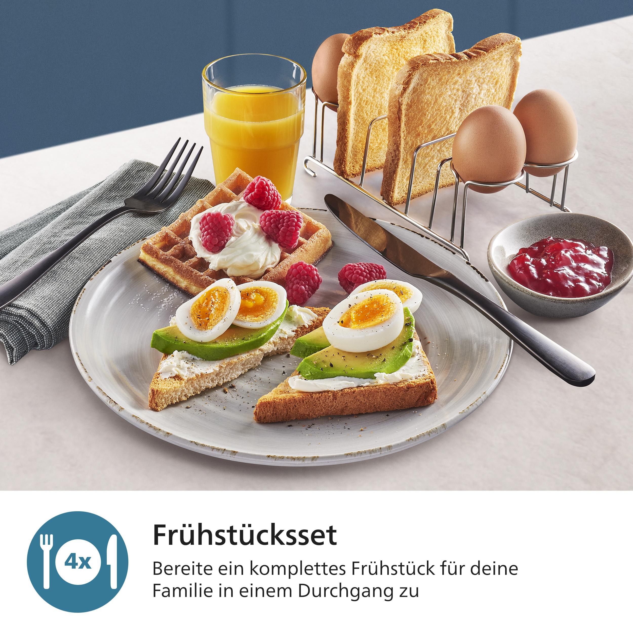 Ein Frühstücks-Set mit Waffeln, Toast, Eiern, Marmelade und Saft. Ein Teller mit Avocado-Toast und eine Gabel.