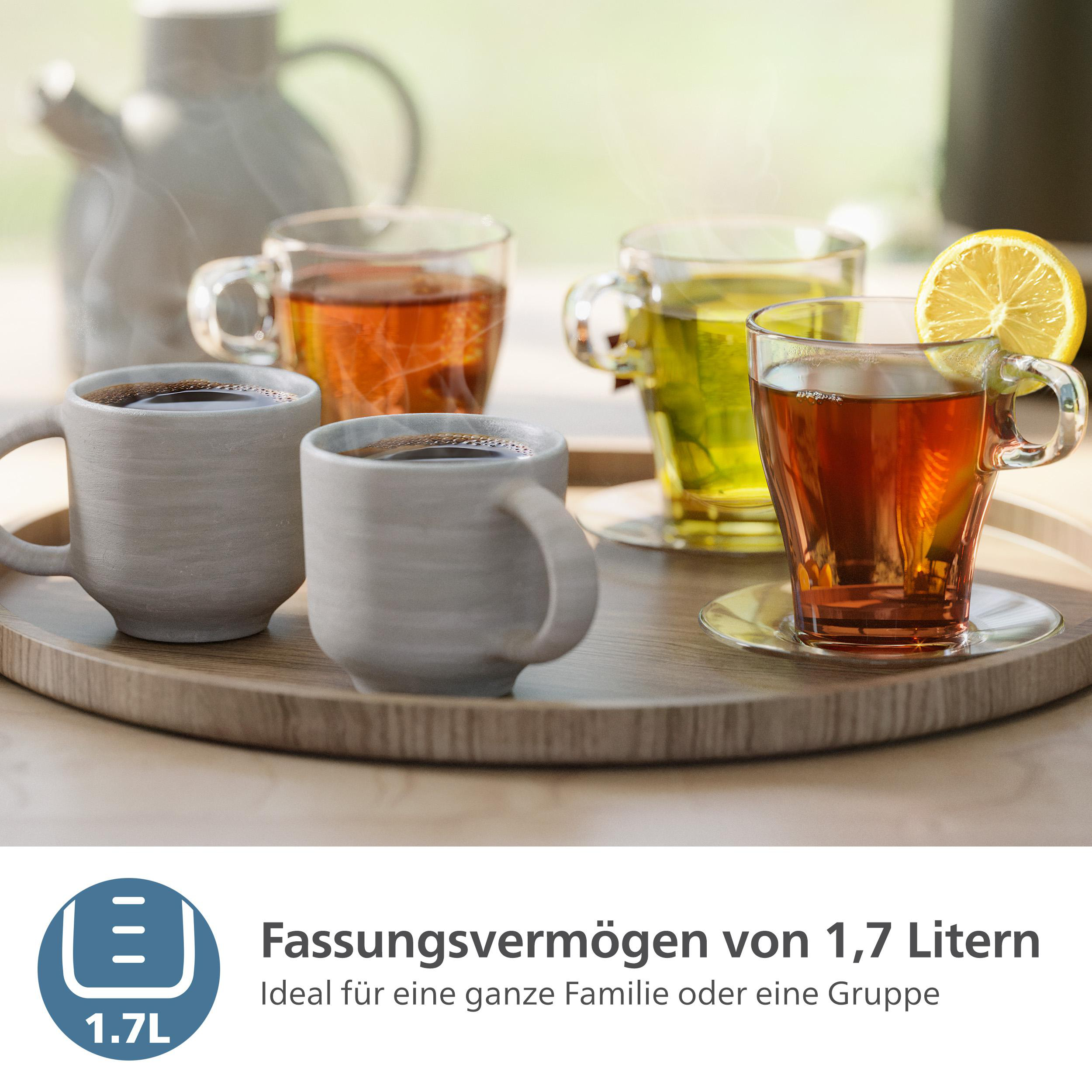 Tee und Kaffee auf einem Holztablett serviert. Enthält Tassen, Gläser und eine Zitronenscheibe.