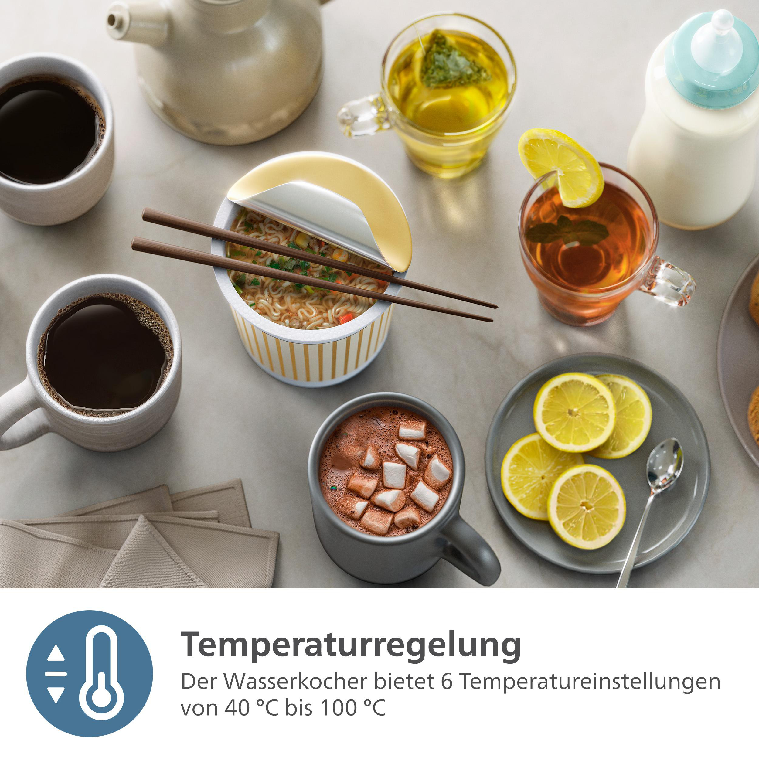 Draufsicht auf verschiedene Getränke und Snacks, darunter Kaffee, Tee, Instantnudeln, Zitronenscheiben und heiße Schokolade mit Marshmallows.