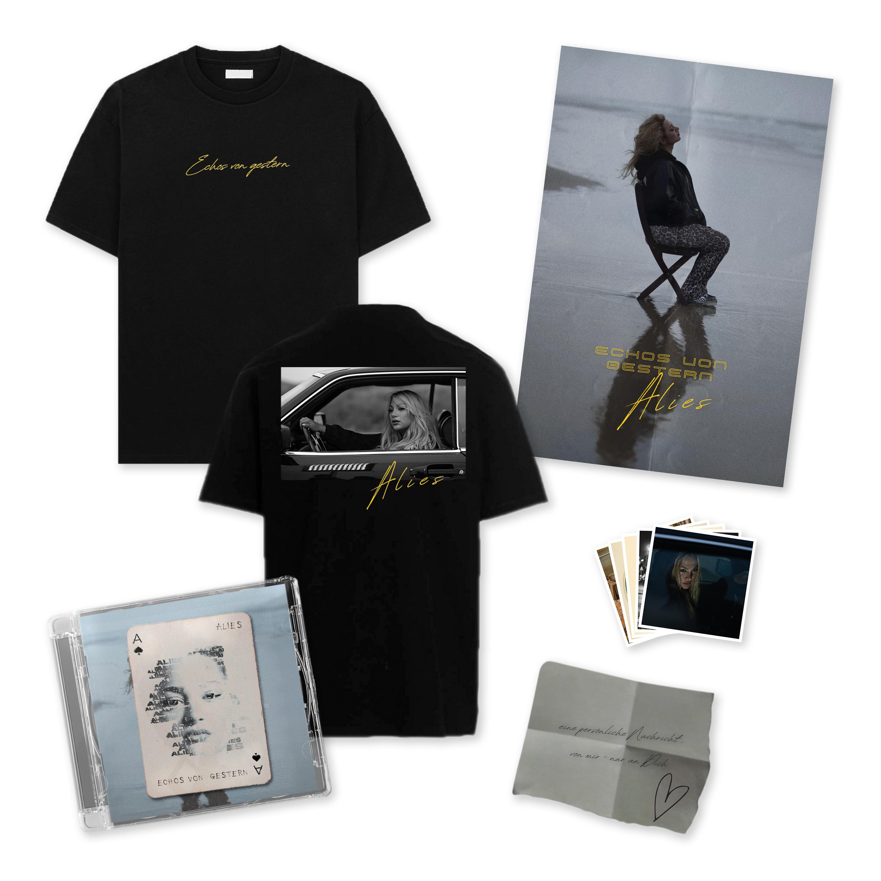 Ein schwarzes T-Shirt, ein Poster, eine CD, Fotos und eine Notiz zeigen eine Frau und Text auf Deutsch. Die Artikel sind künstlerisch angeordnet.
