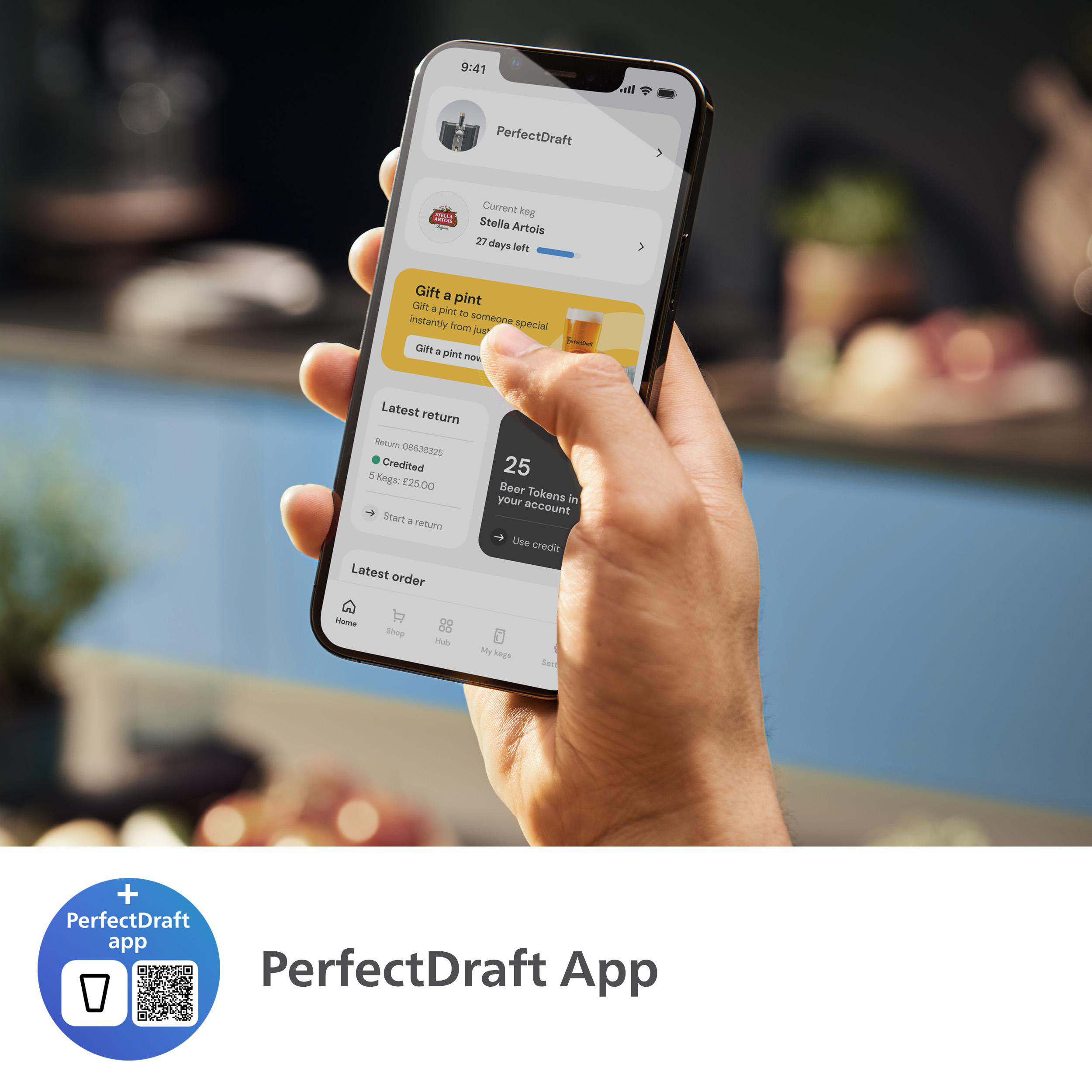 Eine Hand hält ein Telefon mit der PerfectDraft-App. Der Bildschirm zeigt bierbezogene Optionen und ein Logo.