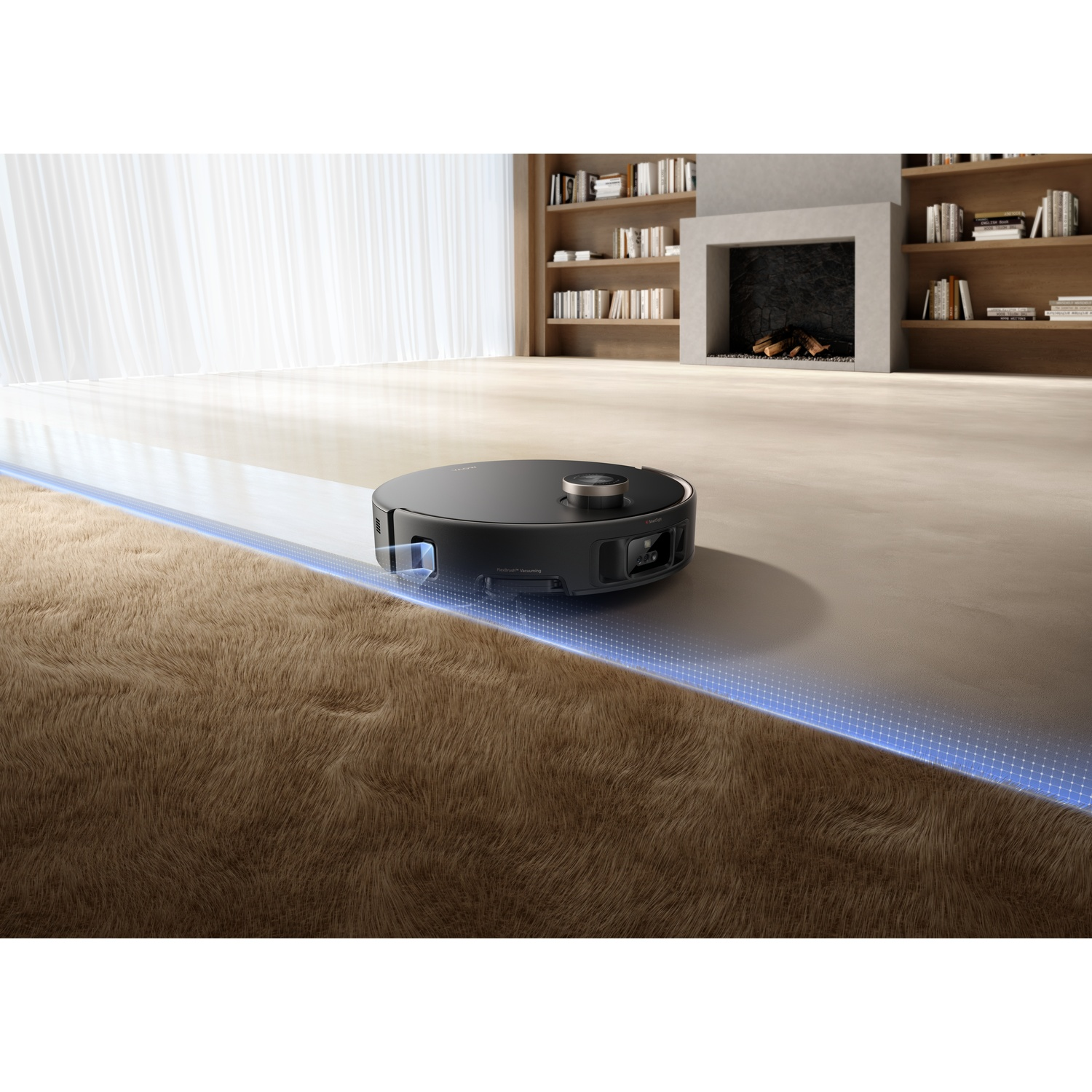 Un aspirateur robot noir nettoie une pièce. Il est au bord d'un tapis marron à poils longs. Une cheminée et des étagères sont à l'arrière-plan.