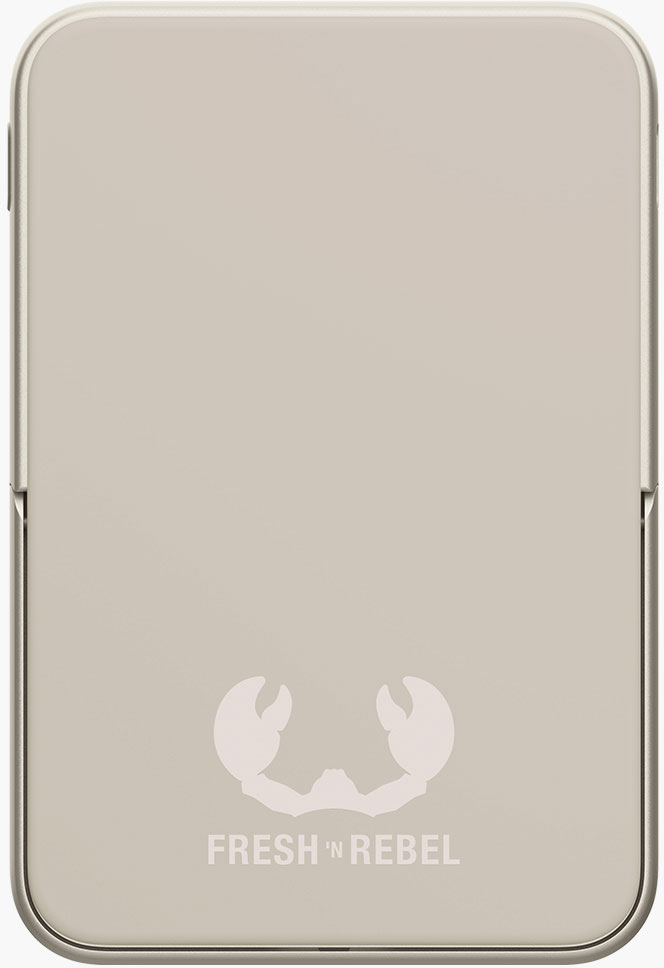 Un objet rectangulaire beige aux coins arrondis. Un logo de crabe blanc et le texte 'FRESH 'N REBEL' en bas.