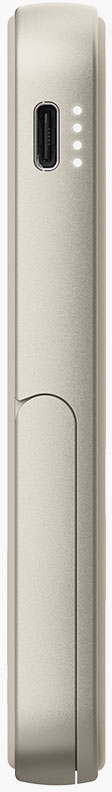 Une batterie externe métallique et fine. Elle possède un port USB-C, quatre voyants lumineux et un élément de design encastré.