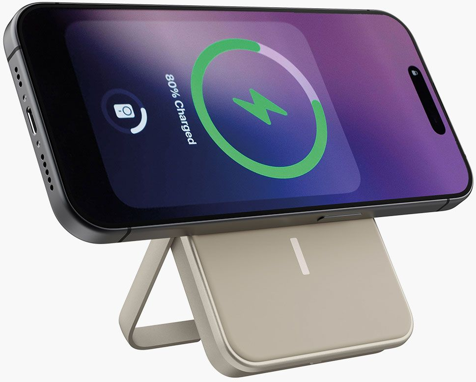 iPhone en charge sur un socle. Le téléphone affiche 80% de charge. Le socle est beige et possède un indicateur blanc.
