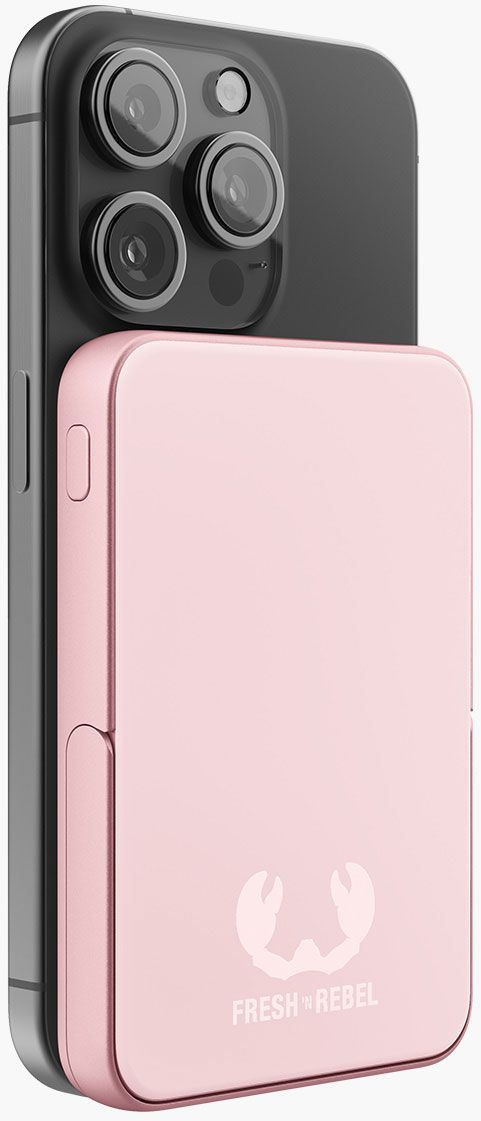 Une batterie externe rose Fresh 'n Rebel attachée à un iPhone noir. Le téléphone a trois objectifs de caméra.