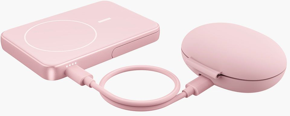 Batterie externe rose connectée à un étui d'écouteurs rose avec un câble rose. Les deux sur fond blanc.