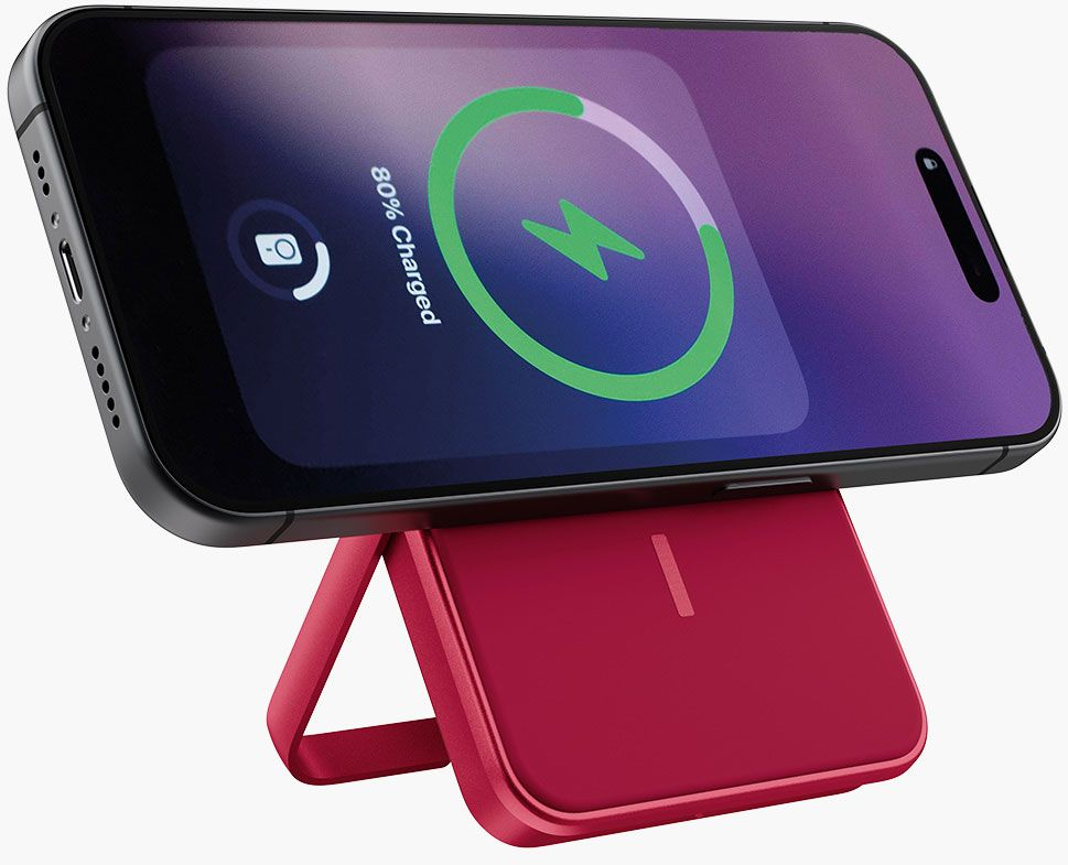 Un smartphone se recharge sur un support rouge. Le téléphone affiche un symbole de charge à 80 %. Le fond est blanc.