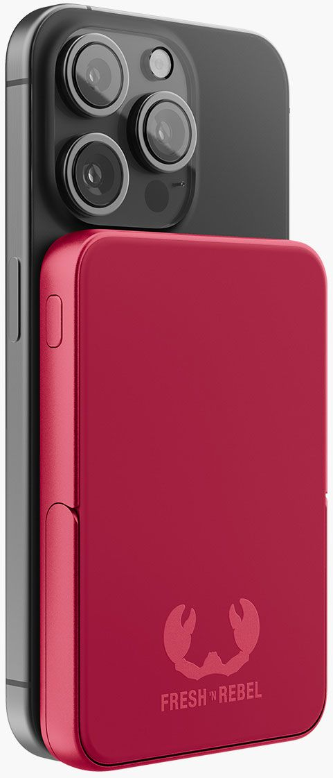 Une batterie externe rouge fixée à un téléphone noir. La batterie externe porte le logo Fresh 'n Rebel.