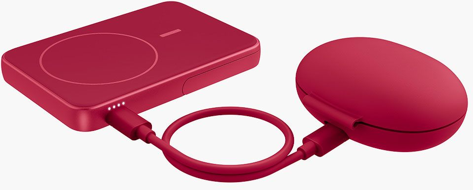 Chargeur sans fil rouge et étui d'écouteurs reliés par un câble rouge. Le socle a un indicateur de charge.