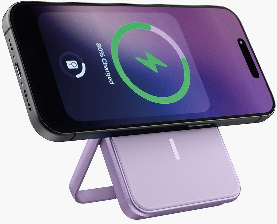Un smartphone noir se charge sans fil sur un support violet. L'écran affiche une charge de 80%.
