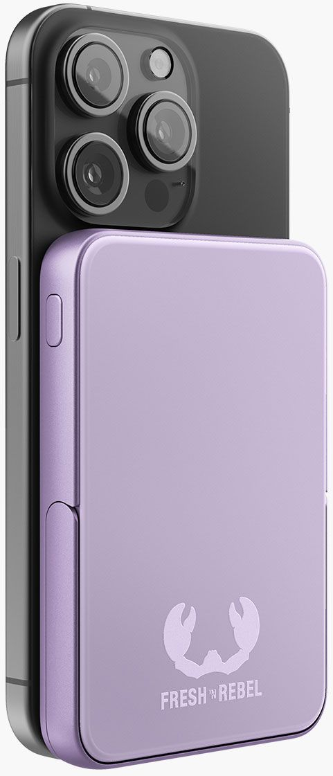 Un téléphone avec un étui violet Fresh 'n Rebel attaché. Le téléphone a plusieurs caméras. L'étui porte le logo de la marque.