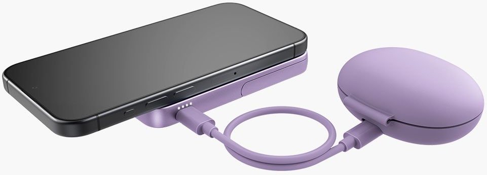 Un smartphone noir est connecté à une batterie externe violette. Un câble de charge violet le relie à un appareil de charge rond violet.
