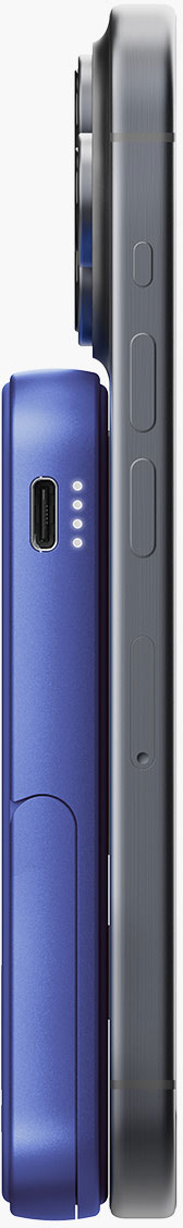 Vue latérale d'une batterie externe bleue à côté d'un téléphone argenté. La batterie externe a des lumières indiquant le niveau de charge.