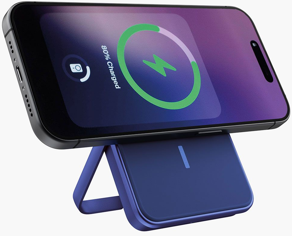 Un smartphone noir en charge sur un support bleu. L'écran affiche 80 % chargé avec un éclair vert.