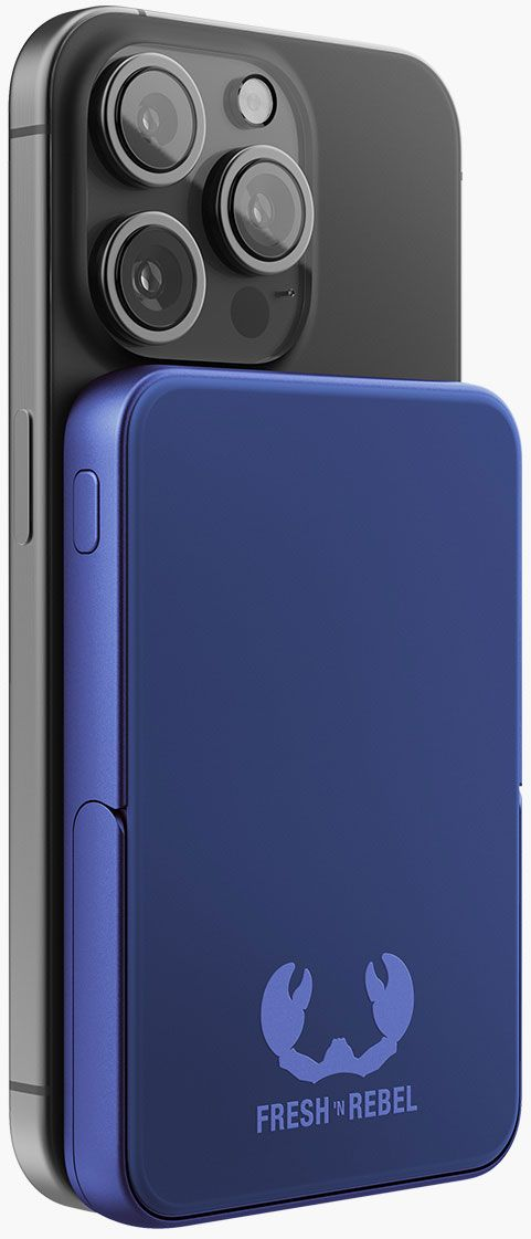 Un téléphone avec un étui bleu attaché. Le téléphone a trois caméras. L'étui est marqué 'Fresh 'n Rebel'.
