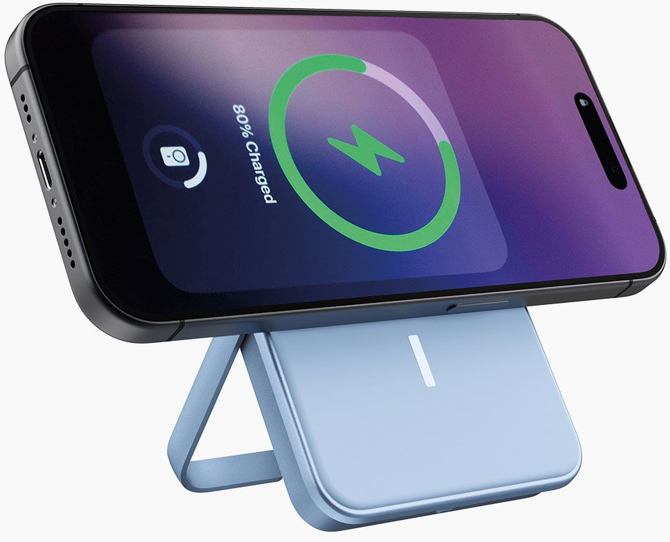 Un téléphone affiche 80% de charge sur un chargeur. Le chargeur est bleu clair, avec un indicateur blanc. Le téléphone est noir.